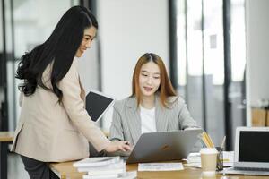 Working women are discussing work and planning new business plans by exchanging ideas with colleagues. photo