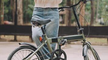 bicicleta, mujer y teléfono en ciudad sensación emocionado y contento acerca de mensaje mientras al aire libre en verano con de moda mirar. eco simpático transporte para carbón huella hembra en un bicicleta utilizando 5g red video