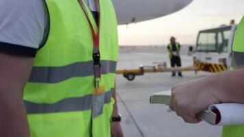 des employés dans Jaune dicky secouer mains. aéroport ouvriers secoue mains. ingénieurs secouer mains après vérification. aéroport ouvriers video