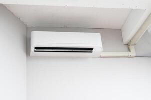 aire acondicionamiento sistema. puro interior clima. con avanzado tecnología y energía eficiente operación, blanco habitación pared montado unidad asegura óptimo temperatura y ventilación. foto