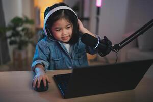 asiático hombre de influencia joven niña sonrisa utilizando ordenador portátil En Vivo transmisión saludo vídeo conferencia y vistiendo auricular a aprendizaje en línea por su ser. niños transmisión educación estudiando en línea concepto. foto