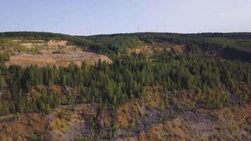 verbazingwekkend keer bekeken over- de bomen en meren gedurende de herfst seizoen. schot. top visie Aan azuur kust van een meer met Woud landschap. antenne visie van verbazingwekkend zonsondergang over- de natuur park video