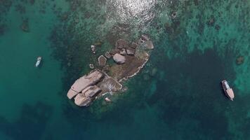 tropicale paesaggio marino con roccia formazione video