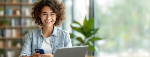 ai generado sonriente mujer con teléfono y ordenador portátil a hogar. alegre joven mujer utilizando teléfono inteligente y computadora portátil, cómodamente trabajando desde su brillante hogar. foto