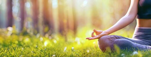 ai generado un sereno meditación actitud en naturaleza, suave luz de sol filtración mediante el árboles, evoca un sentido de paz y conexión. de cerca de manos en un meditativo mudra, verde césped y un iluminado por el sol foto