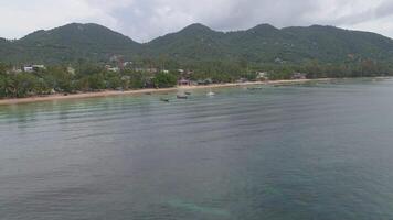 Tailandia playa con muchos barcos video