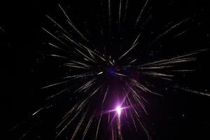 fuegos artificiales en el cielo. vistoso noche cielo durante el nuevo años víspera. fuegos artificiales mostrar. foto