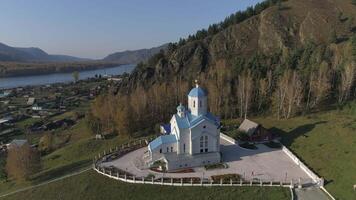 antenne visie van tempel in majestueus bergen video