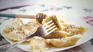 sucré cuit Dumplings avec chalet fromage, coquelicot des graines et Miel. video