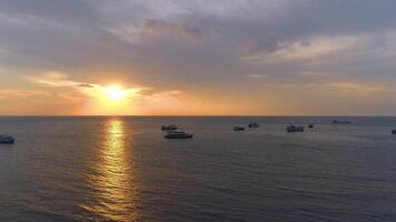 Sol sobre navios uma radiante marítimo cena video