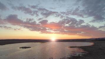 Sonne Strahlen zu rot Wolken video