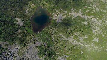 vôo sobre uma montanha lago video