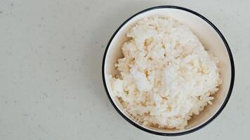 blanco arroz en un blanco cuenco con palillos foto