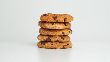 chocolate chip galletas en un blanco antecedentes foto