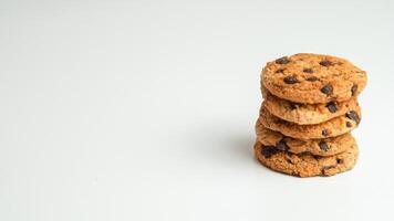 chocolate chip galletas en un blanco antecedentes foto