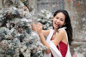 retrato de Adolescente niña en un rojo vestir relajado y sonriente en un Nevado patio trasero. foto