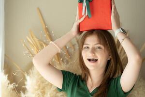 retrato de Adolescente niña con Navidad regalo caja. foto