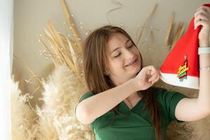 retrato de Adolescente niña con Papa Noel sombrero. foto