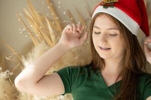 retrato de Adolescente niña con Papa Noel sombrero. foto