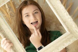 retrato de Adolescente niña con tirantes en imagen marco foto