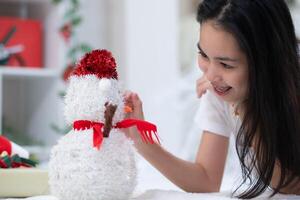 retrato de Adolescente niña con Navidad regalo caja. foto