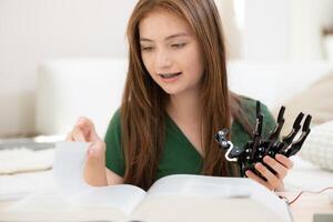 retrato de Adolescente muchachas estudiantes estudiando con mano robot modelo en el vivo habitación foto