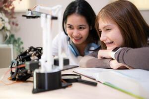 retrato de Adolescente muchachas estudiantes estudiando con robot modelo en el vivo habitación foto