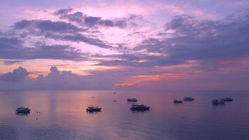 bateau voiles dans le coucher du soleil video