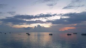 bateaux à le coucher du soleil - Stupéfiant scène video