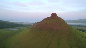 onderzoeken de betoverend rood berg video