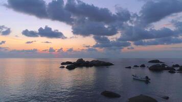 solnedgång antenn se av sai nuan strand i koh tao, thailand video