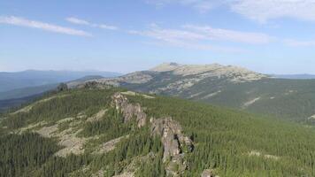 antenne zomer landschap met bergen video