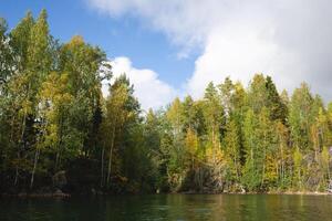 hermosa otoño paisaje. lago ver rodeado por bosque foto