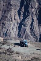 cuesta arriba tractor en el himalaya foto