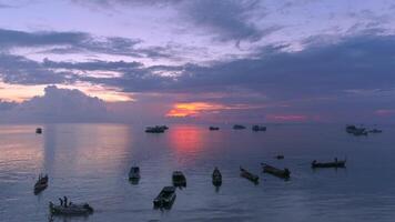 solnedgång målarfärger himmel med båtar video