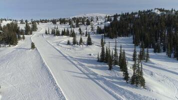 aérien vue de neigeux route video