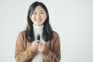 ai generado sonriente mujer actitud con coche llave en su manos estudio Disparo .alquiler automotor negocio concepto .usado coche concepto .auto seguro concepto . foto