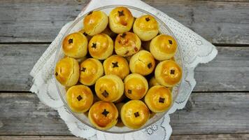 nastar, nastar galletas con piña mermelada adentro. familiar durante el mes de Ramadán y eid fitri. foto