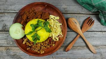 nasi kuning o amarillo arroz es un tradicional menú desde Indonesia. foto