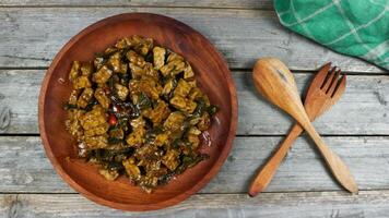 orek tempe o salteado tempe es un típico indonesio cocina con hierbas, ajo, cebolla, chile, largo frijoles y soja salsa. eso sabores delicioso. aislado en gris antecedentes foto