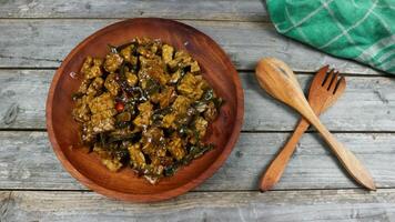 orek tempe o salteado tempe es un típico indonesio cocina con hierbas, ajo, cebolla, chile, largo frijoles y soja salsa. eso sabores delicioso. aislado en gris antecedentes foto