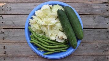 repollo, verde frijoles y pepinos para vegetarianos aislado en gris antecedentes. foto