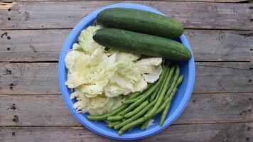 repollo, verde frijoles y pepinos para vegetarianos aislado en gris antecedentes. foto