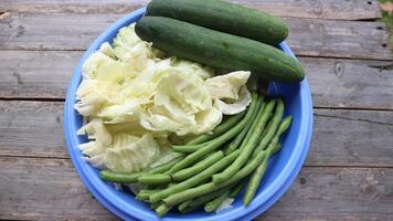 repollo, verde frijoles y pepinos para vegetarianos aislado en gris antecedentes. foto