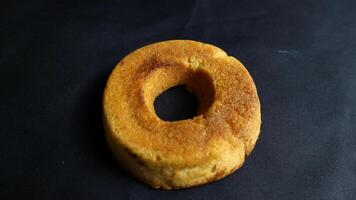 Fresco sabroso de colores rosquillas con asperja en negro antecedentes foto