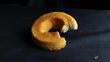 Fresco sabroso de colores rosquillas con asperja en negro antecedentes foto