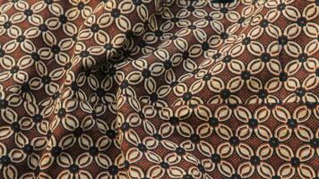 un tradicional indonesio tela, a saber batik paño cuales tiene único y diferente patrones y imagen motivos para cada región. cultural tema fotos, típico de Asia. foto