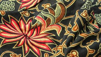 un tradicional indonesio tela, a saber batik paño cuales tiene único y diferente patrones y imagen motivos para cada región. cultural tema fotos, típico de Asia. foto