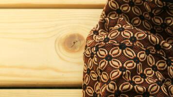 un tradicional indonesio tela, a saber batik paño cuales tiene único y diferente patrones y imagen motivos para cada región. cultural tema fotos, típico de Asia. foto