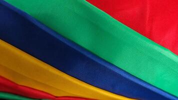 suave terciopelo pedazo de tela con pliegues en arco iris color a ser usado como antecedentes o superposición.arcoiris antecedentes. arco iris bandera, lgbt bandera, gay bandera. foto